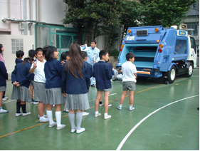 清掃事務所の職員が学校、幼稚園、保育園、町会などに出向いて講義をします。
