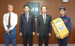 （左より）西原日本堤消防署長、服部区長、上野城北旅館組合長