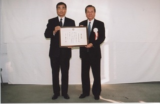 写真1：吉住区長と代表取締役　松本康男氏