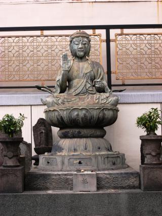 銅造観音菩薩坐像
