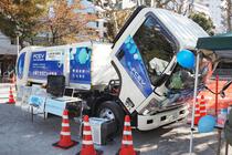 水素で走る清掃車の展示の画像