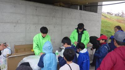 川の水を使った実験の様子