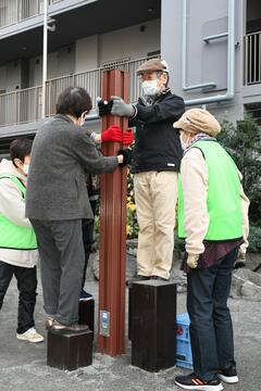 健康遊具を使ってかいだんうんどうを効果的に行います