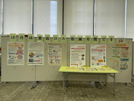 区役所1階ロビーパネル展示（令和5年度の様子）