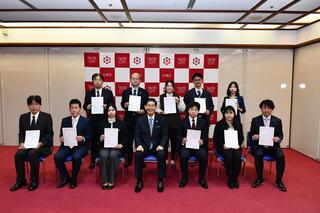 写真は台東区長と認定企業出席者が認定証を掲げている。