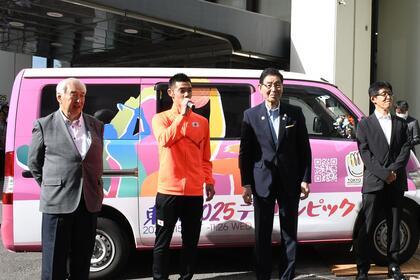 青山選手挨拶の様子の写真