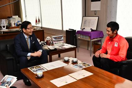 歓談の様子の写真