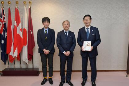 記念撮影の様子の写真