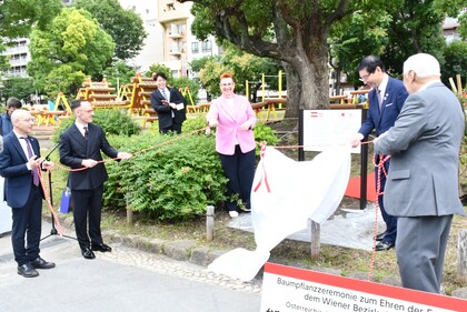 記念銘板除幕の様子の写真