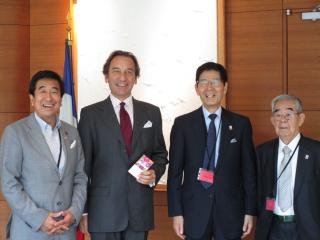 （左から）太田議長、ダナ大使、服部区長、石山会長