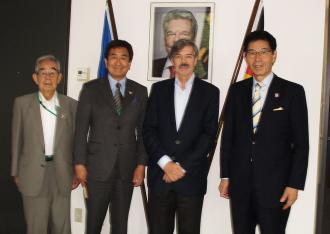 （左から）石山会長、太田議長、ヴェアテルン大使、服部区長