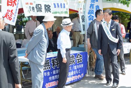 「一日民生委員・児童委員」のタスキをかけ、民生委員活動などをPRする服部区長