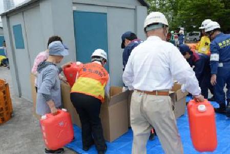 建物浸水防止工法に取り組む訓練参加者