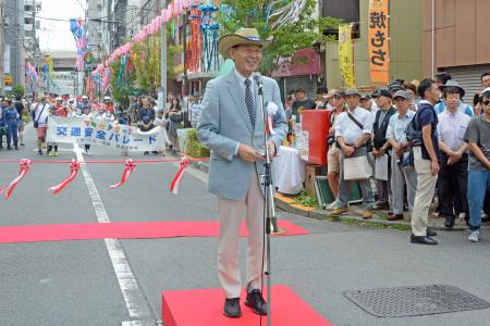 オープニングセレモニーであいさつする服部区長