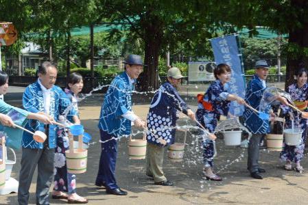 水をまく服部区長ほか