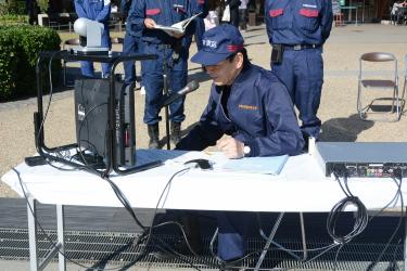 東京都へ衛星中継車で救援要請する服部区長
