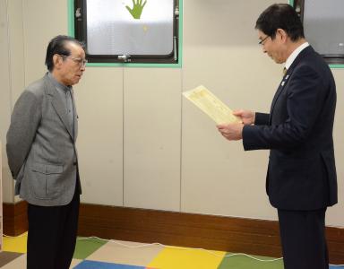 地引氏へ感謝状を贈呈する服部区長