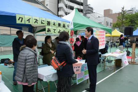 出展ブースで交流する服部区長