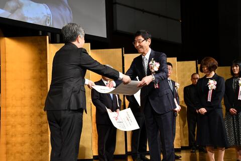 表彰状をもらう区長