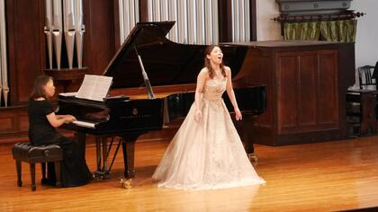 オペラを歌う渡邊美沙季さんの写真