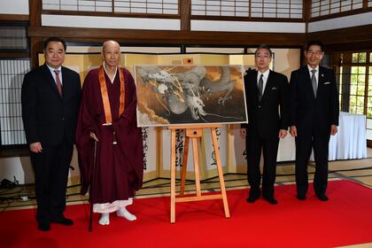 德川 家広　德川宗家19代当主、浦井 正明　東叡山寛永寺貫首、手塚 雄二　東京藝術大学名誉教授と区長の写真