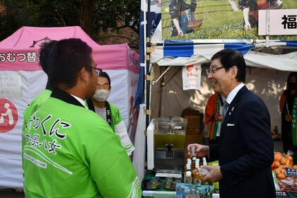 出展した自治体と交流する区長