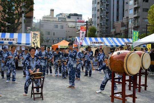 茨城県筑西市の「櫻塚おはやし保存会」がお囃子を演奏する様子の写真