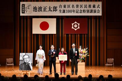 記念撮影の様子（左から髙森貴美子議長、石塚晃都さん、石塚綾子さん）