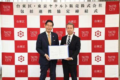 春日社長との記念撮影の写真