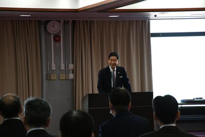 挨拶の様子の写真