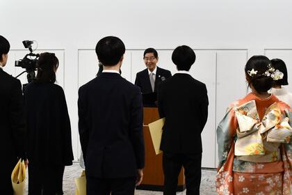 挨拶の様子の写真