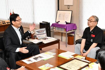 歓談の様子の写真