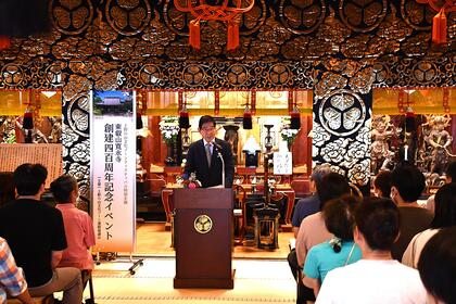 挨拶の様子の写真