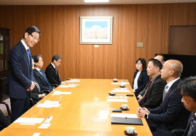 挨拶する様子の写真