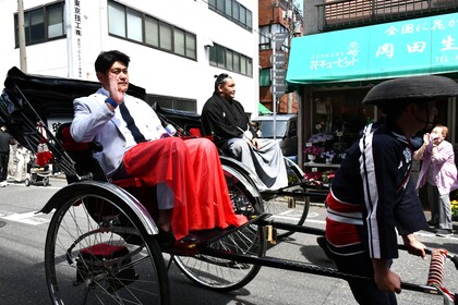立浪親方、横綱・豊昇龍関の人力車の写真