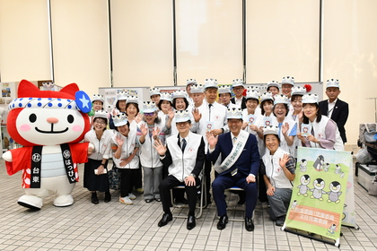 「台東区民生委員・児童委員協議会」の皆様と記念写真