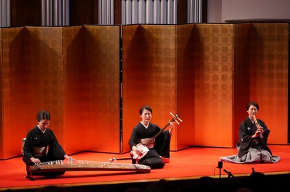 左から「箏」奥野 楽さん、「三絃」城戸 さくらさん、「尺八」屋代 紗央里さん、演奏の様子の写真