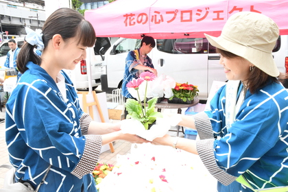 花苗配布の様子の写真