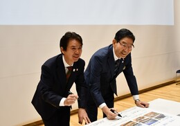 署名式の様子の写真