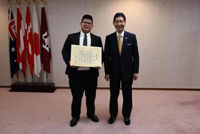 山下さんと服部台東区長の記念写真