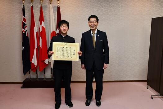 表彰式写真　左：森田さん、右：服部台東区長
