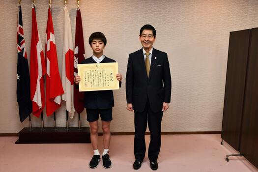 表彰式写真　左：渡邉さん、右：服部台東区長