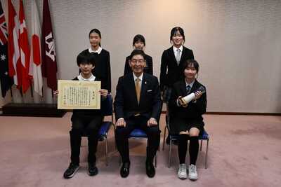 台東区立台東育英小学校吹奏楽部と服部台東区長の記念写真