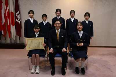 台東区立富士小学校吹奏楽部の皆さんと服部台東区長の記念写真