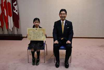 吉田さんと服部台東区長の記念写真