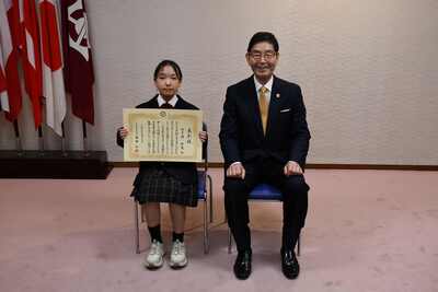 五十嶺さんと服部台東区長の記念写真