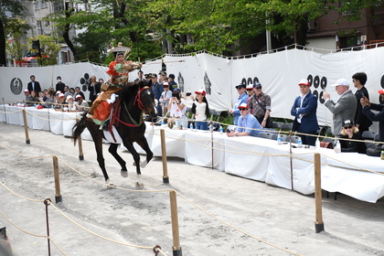流鏑馬を楽しむ大使館関係者の様子画像