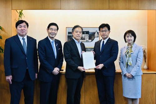 各区長、厚労省副大臣の集合写真