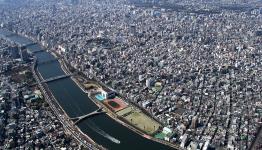 上空から見た台東区（手前が隅田川、奥が上野公園） 