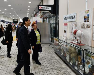 展示品を鑑賞する大使と区長